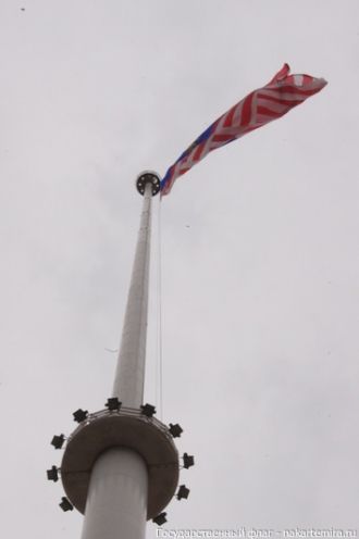 Государственный флаг на площади Датаран 