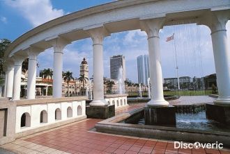 Площадь со своими историческими постройк