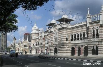 На углу площади располагается Селангор Р