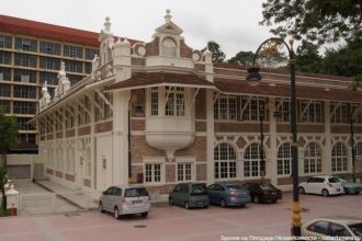 Здание на площади Независимости.