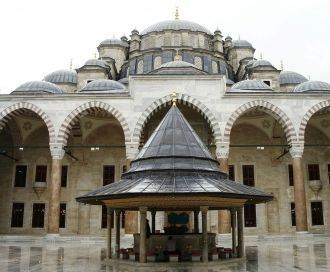 Среди них главенствуют, конечно – мавзол