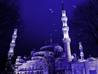 Зато надгробие поражает своей величиной,