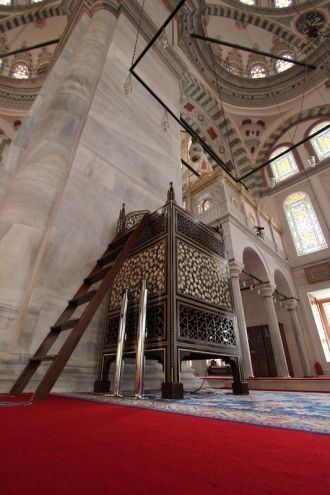 Расположенный справа от него минбар (три