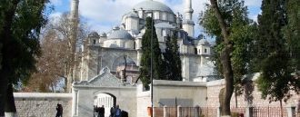 На небольшом кладбище, находящемся к юго