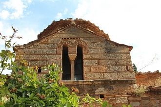 Центральным храмом монастыря является це