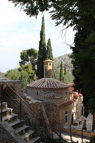 Вокруг монастыря раскинулись ореховые ро