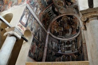 Внутри основное пространство собора и га