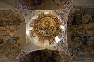 Монастырь имел библиотеку с богатым собр