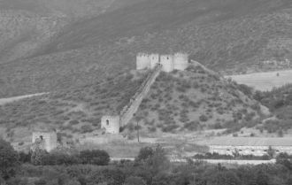 Неприступной крепость делали двойные сте