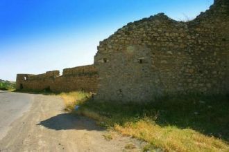 Толщина стен крепости составляет 2 метра