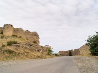 Вид на крепость с дороги.