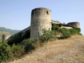 На стенах находятся круглые башни, постр