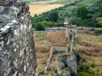 На стенах имелись узкие коридоры, служив