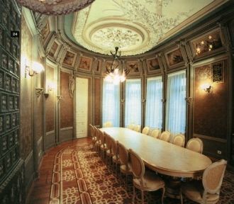 Лепнина в столовой тоже очень затейлива 