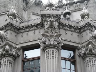 На стенах дома находятся бетонные головы