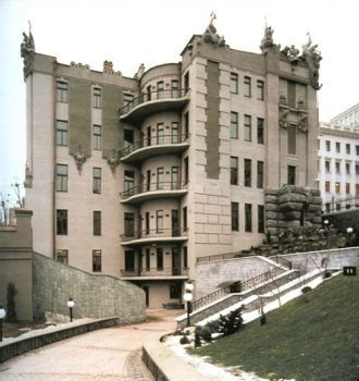 Дворовый шестиэтажный фасад.