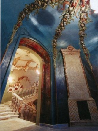 Холл парадного входа в здание.