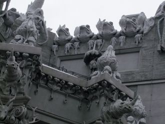 На крыше расположились гигантские жабы, 