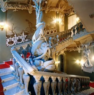 Парадная лестница украшена лепным фризом