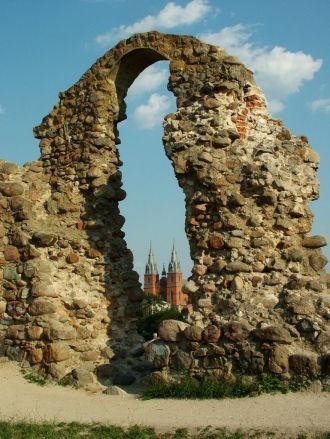 В северо-восточном углу, под залом капит