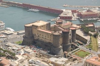 Возведение замка было поручено французск