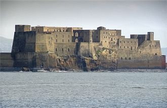 Замок представляет собой длинный, вытяну