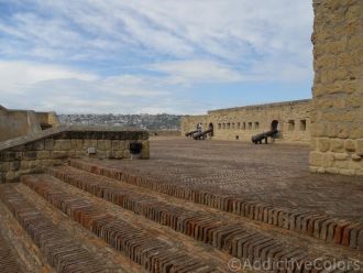 Бастионы из желтого туфа в замке Кастель