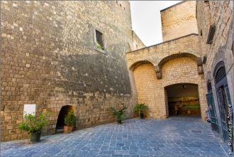 В наше время, в  замке сохранилось доста