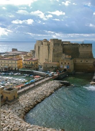 Главный вход находится в северном конце 