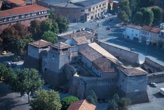 Башни, возвышавшиеся над крепостными сте