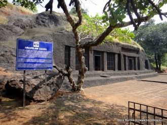 Вход на территорию пещер Арвалем.