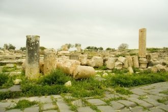 Умм Кайс находится на холме.