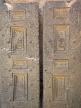 Каменные двери даже вблизи похожи на мет