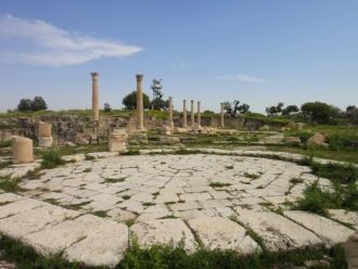 По бокам улицы находятся руины многочисл