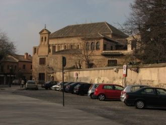 Здания синагоги облицовано полихромной ш