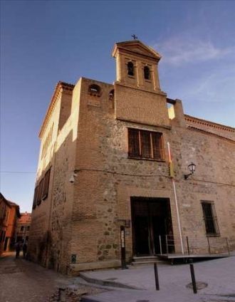 Внутренние стены здания богато декориров