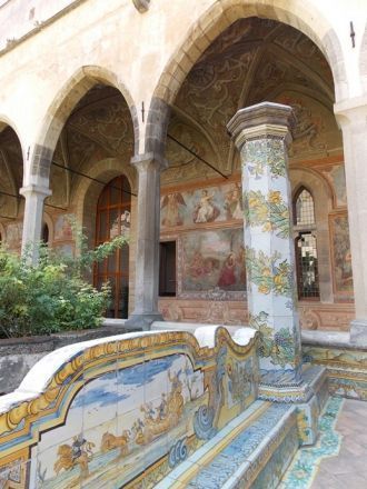 По сторонам зала тянутся галереи с боков