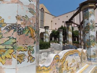 В его апсиде и рядом с входом в ризницу 