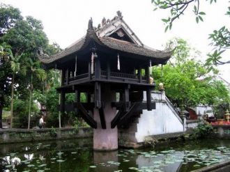 Пагода стоит над водой озера на одном ст