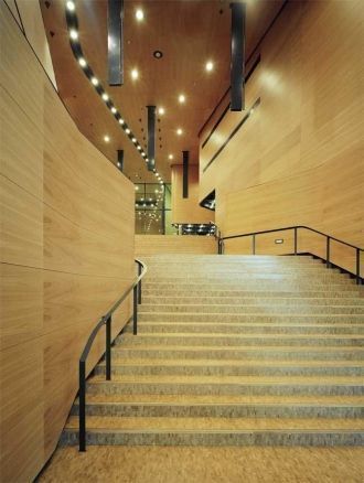 Если снаружи царство стекла и металла, т