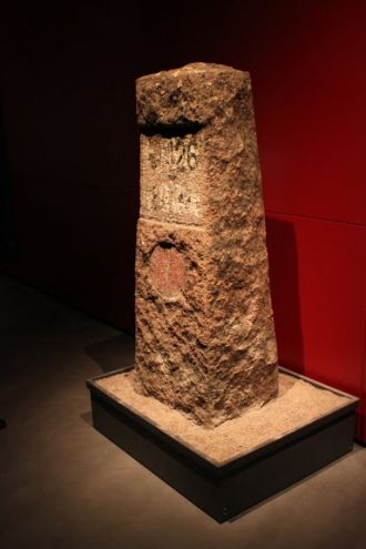 Среди экспонатов пограничный столб – Рос