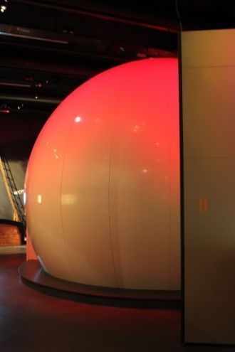 Внутри одного из залов находится сфера, 