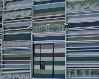 Фасады выполнены в интересной технике – 