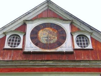 В 1752 г. были изготовлены часы, размеще