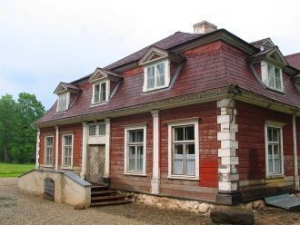 Входы по торцам здания были больше предн