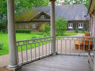 Терраса под балконом.