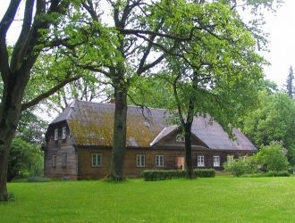 Бывшее здание школы в Унгурмуйже в наши 