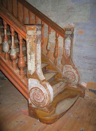 На первом этаже опорная стойка лестницы 