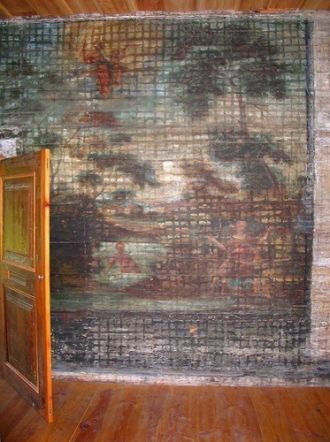 Расчищенные из-под штукатурки старые рос