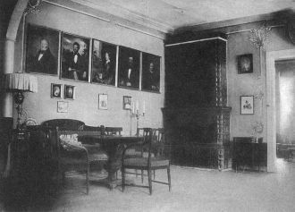 В южной части здания находился очаг, но 